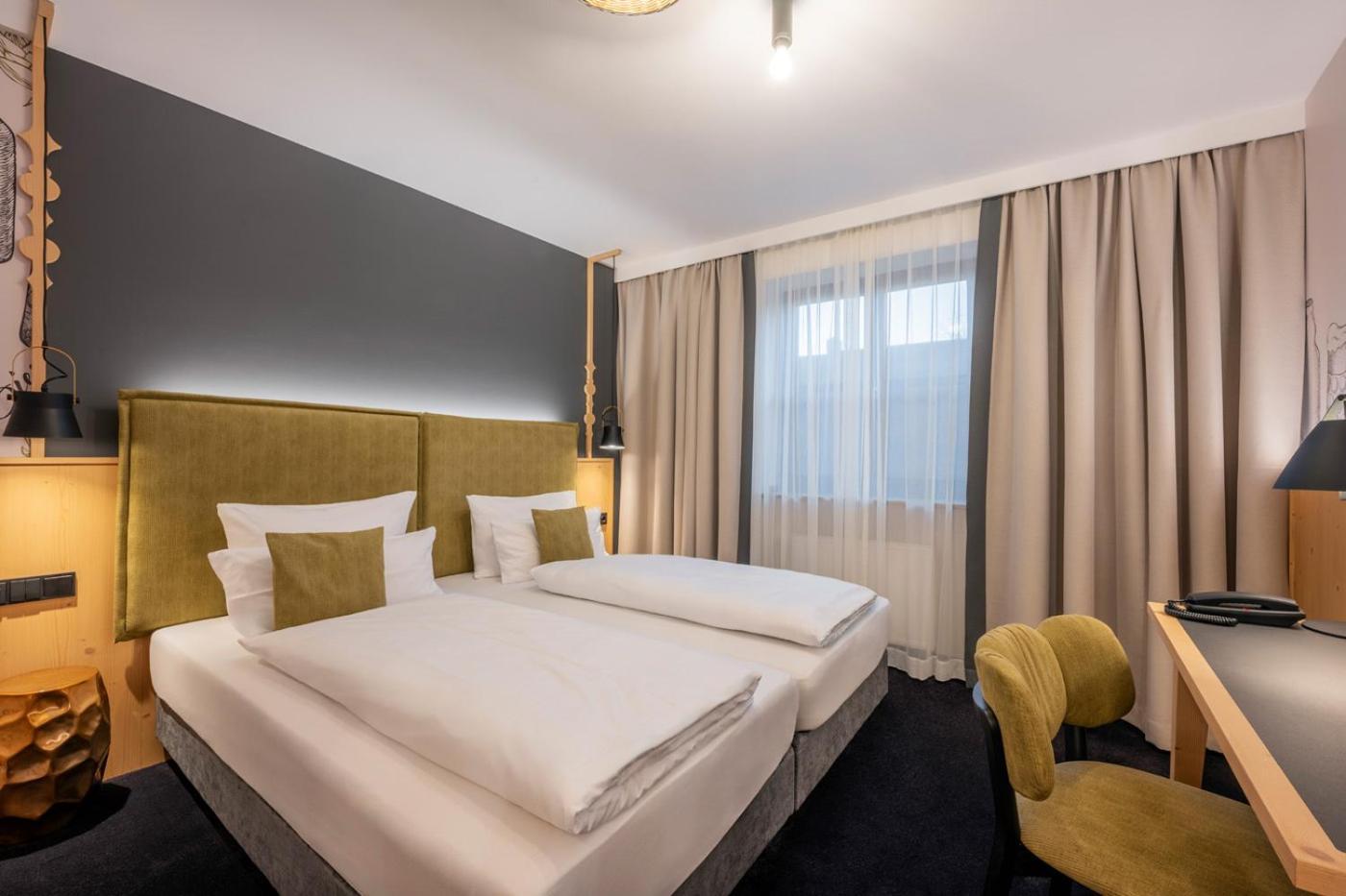 Hotel Schaefflerwirt Ашхайм Екстериор снимка
