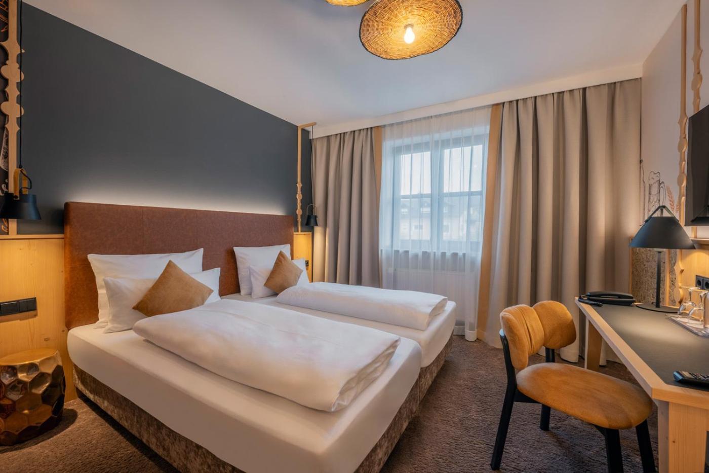 Hotel Schaefflerwirt Ашхайм Екстериор снимка