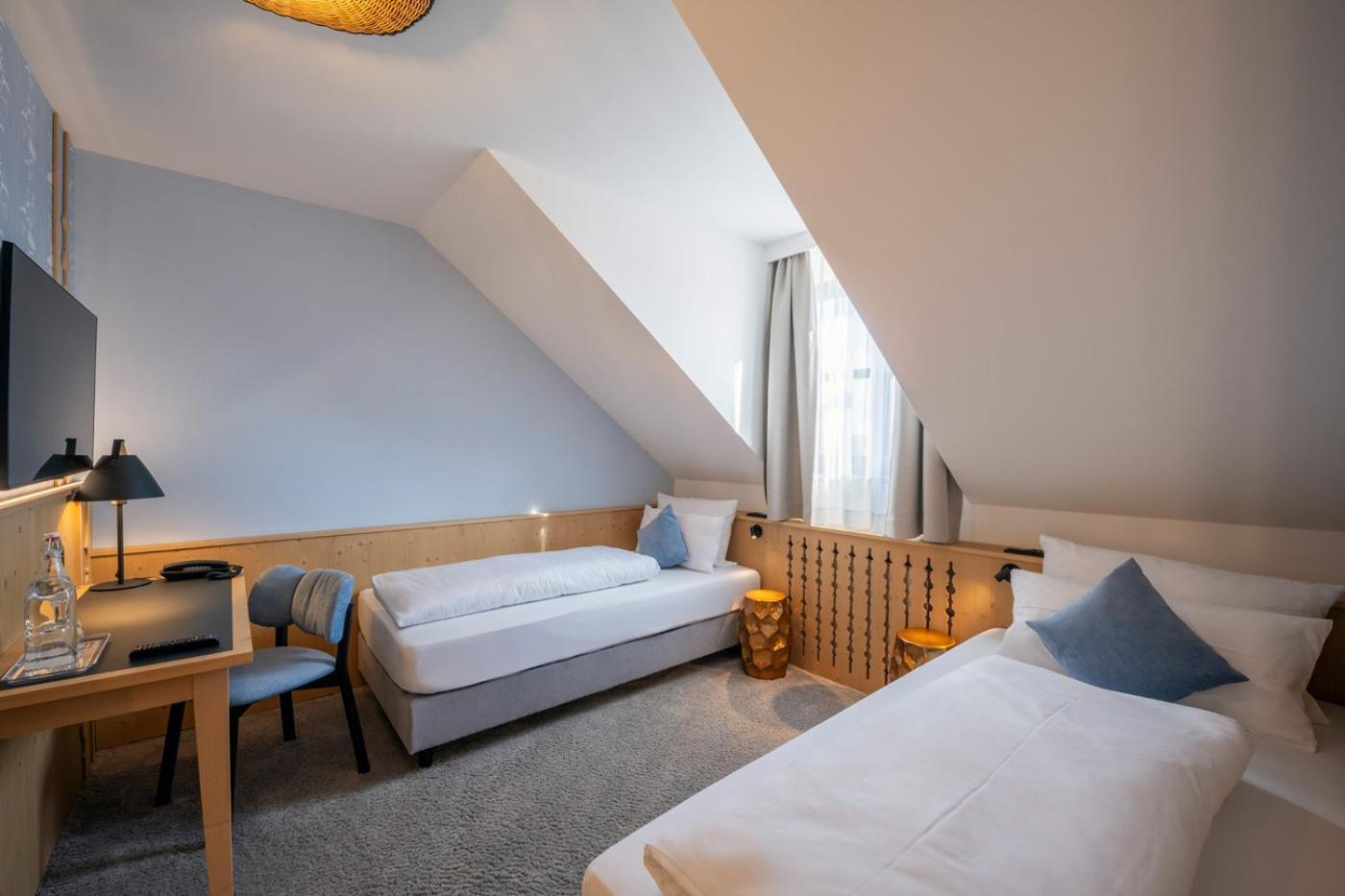 Hotel Schaefflerwirt Ашхайм Екстериор снимка