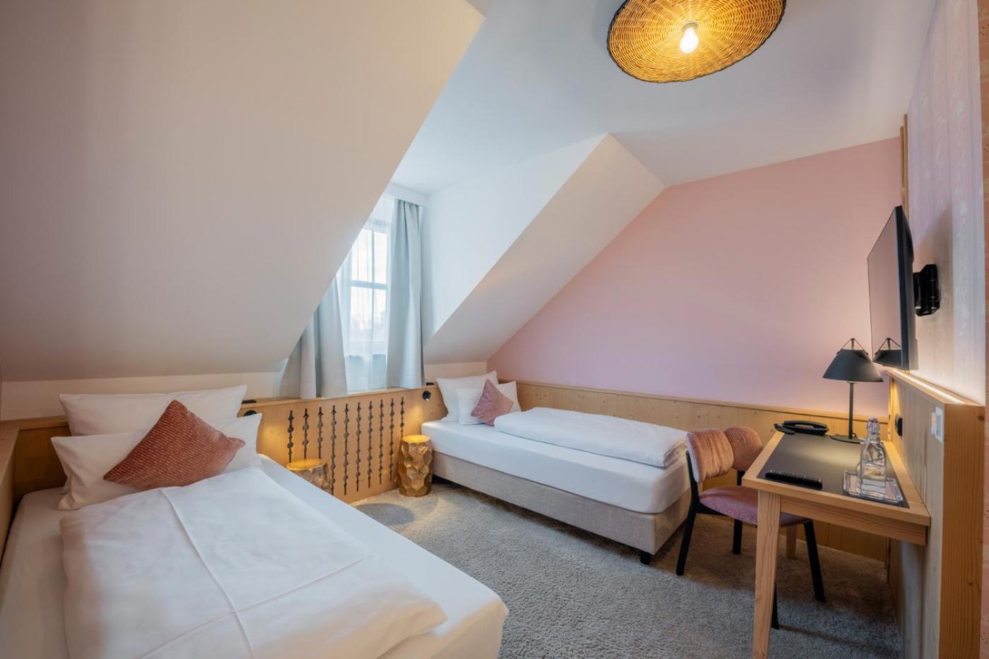 Hotel Schaefflerwirt Ашхайм Екстериор снимка